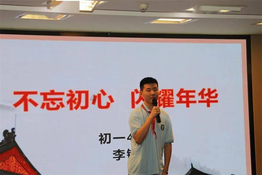 他曾是央视主持,如今沦落到在演艺圈跑龙套,20年过去后悔了吗?